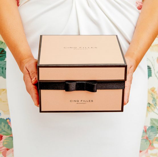 Bézs díszdoboz ajándékválogatásokhoz, díszcsomagoláshoz, karácsonyra