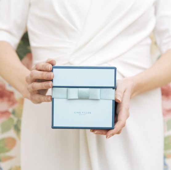 Közepes méretű ajándékdoboz/karácsonyi ajándék/ajándékválogatás/születésnap/karácsony/ballagás/elegáns/díszdoboz/ajándék/Cinq Filles Budapest