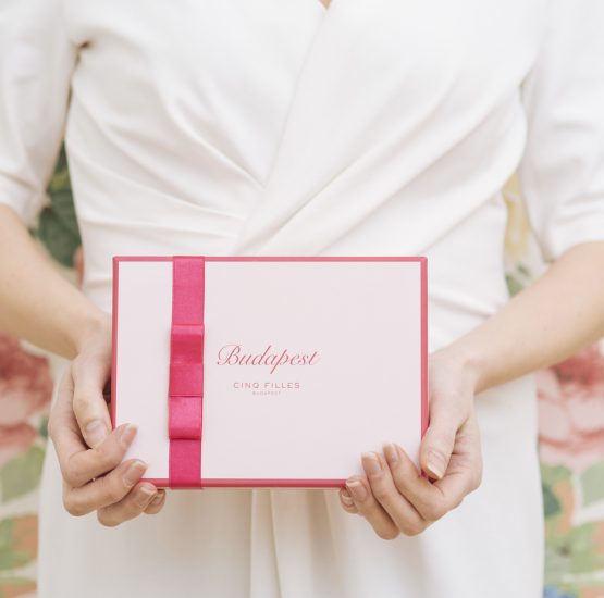 Lapos ajándékdoboz/karácsonyi ajándék/ajándékválogatás/születésnap/karácsony/ballagás/elegáns/díszdoboz/ajándék/Cinq Filles Budapest