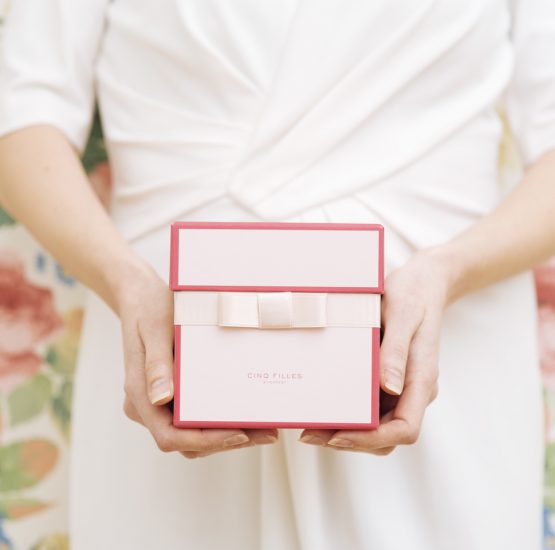 Közepes méretű ajándékdoboz/karácsonyi ajándék/ajándékválogatás/születésnap/karácsony/ballagás/elegáns/díszdoboz/ajándék/Cinq Filles Budapest