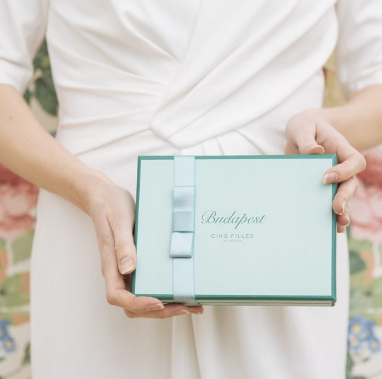 Lapos ajándékdoboz/karácsonyi ajándék/ajándékválogatás/születésnap/karácsony/ballagás/elegáns/díszdoboz/ajándék/Cinq Filles Budapest