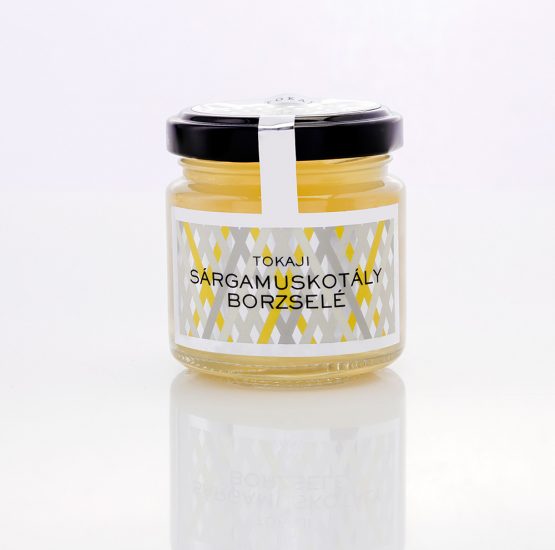 Kézműves tokaji borzselé sárgamuskotályból / Hungarian speciality, tasty wine jelly from Tokaj, Hungary