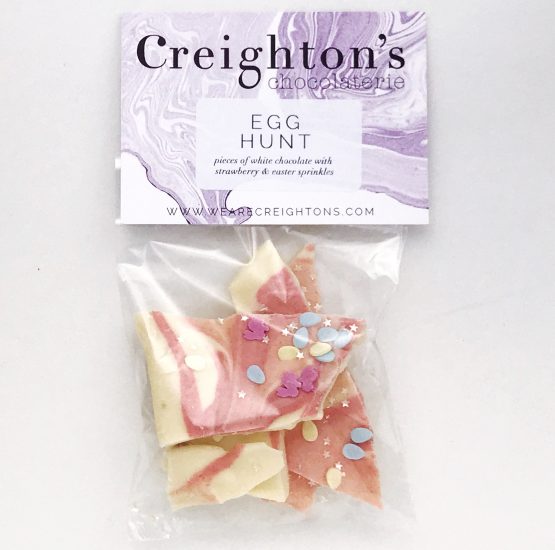 Kézműves epres fehércsokoládé húsvétra, gyerekeknek tojásvadászathoz a Cinq Filles Budapest ajándékboltból