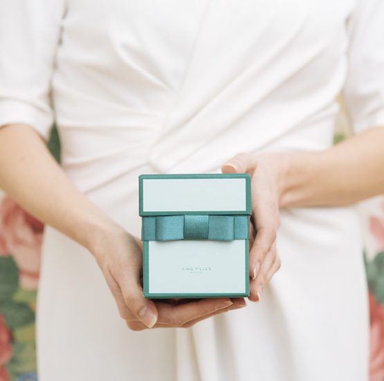 Közepes méretű ajándékdoboz/karácsonyi ajándék/ajándékválogatás/születésnap/karácsony/ballagás/elegáns/díszdoboz/ajándék/Cinq Filles Budapest