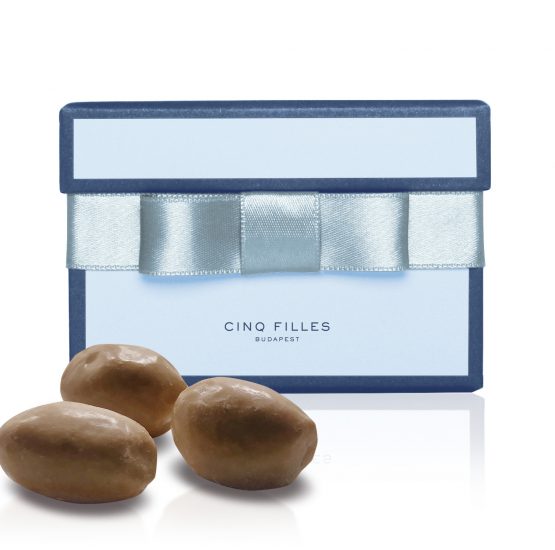 Cinq Filles Budapest édes ajándék: sós karamellás mandula kék díszdobozban elegáns ajándékötlet karácsonyra