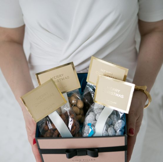 Téli ízvilágú gasztro ajándékválogaást elegáns díszdobozban a Cinq Filles Budapesttől karácsonyra nőknek, férfiaknak, üzleti partnereknek