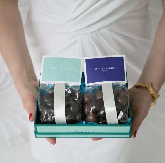 arácsonyi ajándékválogatás elegáns díszdobozban a Cinq Filles Budapesttől